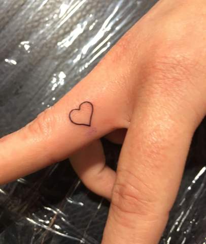Kleines Herz Tattoo am Finger kosten?